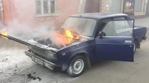 "Жигулі" запалало прямо посеред вулиці в Ужгороді.
