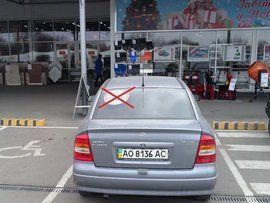 В Ужгороді борці за паркомісця для інвалідів помилково б’ють своїх!