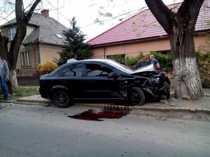 ДТП в Ужгороді - калюжі крові біля авто