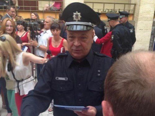 Москаль особисто роздавав присутнім флаєри з інформацією про нову поліцію