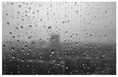В Ужгороде пасмурная погода, дождь
