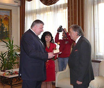 Нагороду вручає голова Закарпатської ОДА Олег Гаваші (ліворуч).