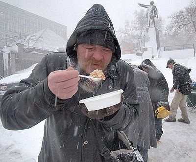 В ноябре-апреле в Севастополе будет работать пункт по обеспечению бездомных граждан горячей пищей и теплой одеждой.