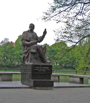 Памятник Августину Волошину в Ужгороде