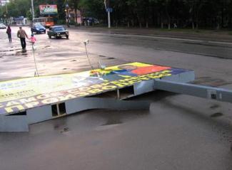 В Ужгороде рекламные щиты и билборды часто падают на людей