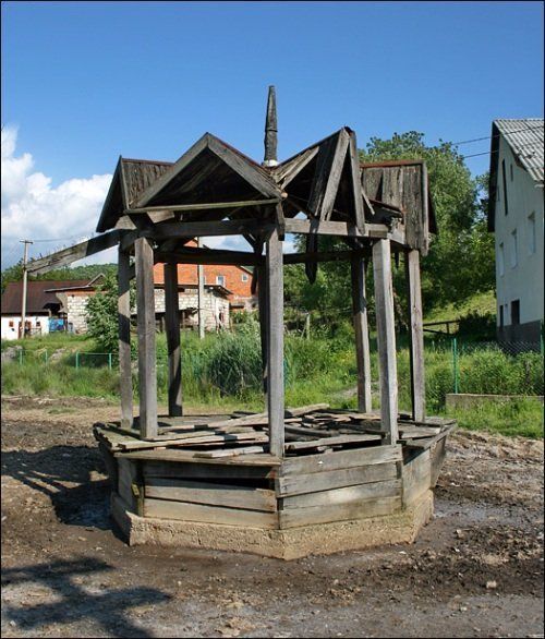 В селе Александровка крестьяне сами добывают соль из колодца
