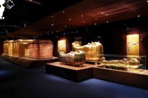 Зал выставки сокровищ в Венгрии напоминает гробницу фараона