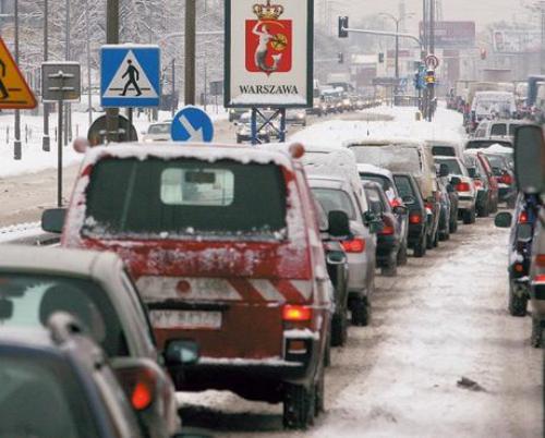 В Польше мощный снегопад парализовал движение транспорта