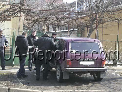 Автомобиль "Нива", в который кинули гранату, стоял возле готеля "Закарпатье"