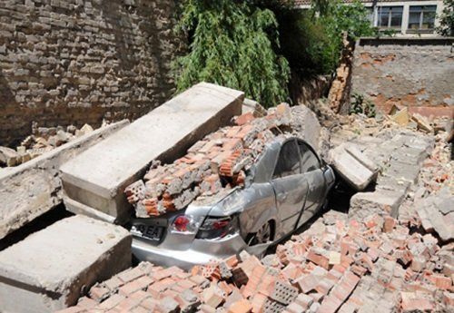 В центре столицы на "Мазду" рухнула стена, - никто не виноват!