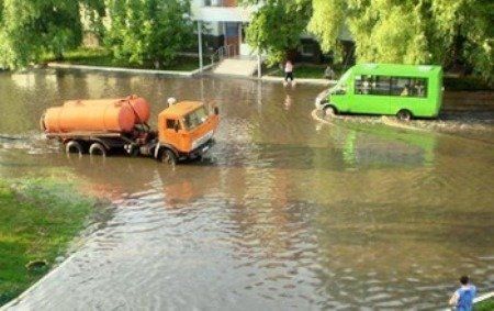 Из-за непогоды улицы Луганска превратились в реки