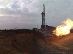 В Крыму неизвестные установили вышки и качают нефть и газ