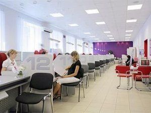 В Ужгороде разъяренная женщина совершила дебош в отделении банка