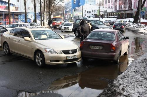 В Киеве 23 февраля не обошлось без блондинки на Lexus