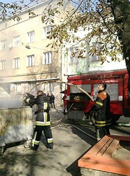 В Ужгороде загорелся мусор около кукольного театра "Бавка"