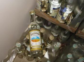 В Берегово прикрыли цех по изготовлению поддельной водки