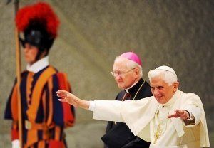 Папа Римский попал в больницу