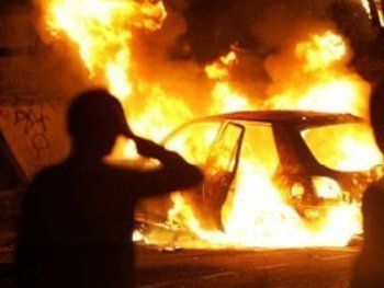 В Иршаве подожгли автомобиль "Москвич"
