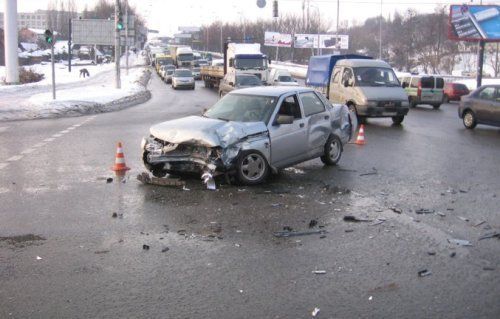 В Киеве джип Toyota Land Cruiser разбил вдребезги "ВАЗ-111"