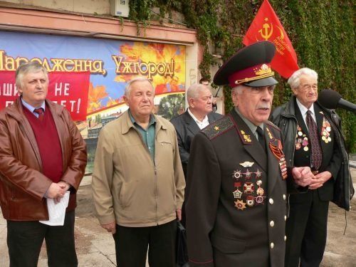 Участники митинга в честь памяти погибшим при освобождении Закарпатья