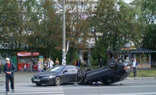 В Киеве ВАЗ врезался в Honda Accord и сделал сальто на крышу