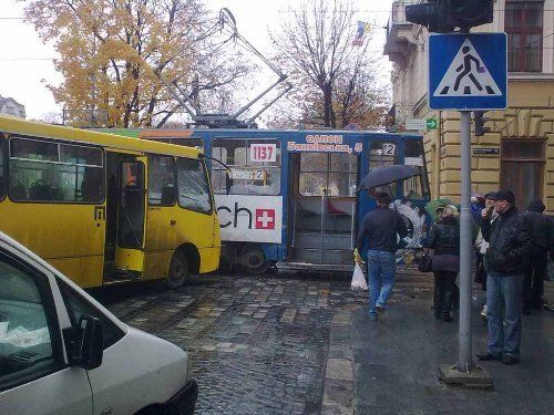 Во Львове маршрутка врезалась в трамвай: пострадали 2 человека