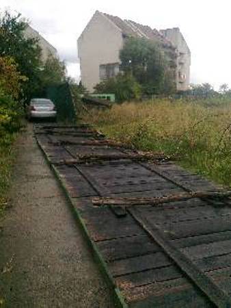 В Ужгороде упал забор на новостройке, которой нет на генплане города