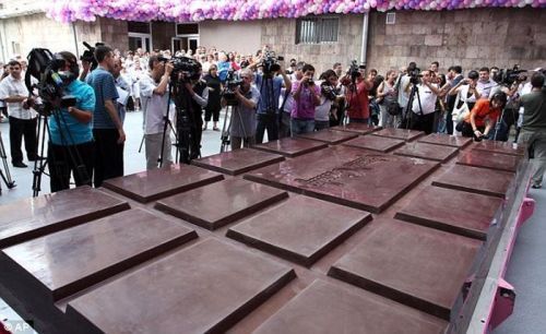 Высота армянского шоколада всего 25 см, но весит плитка 4,41 т