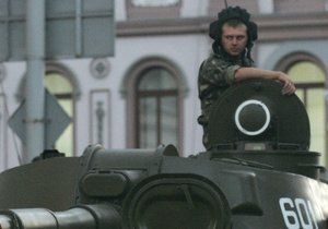 В Киеве танк Т-34 едва не раздавил блондинку на Nissan Note