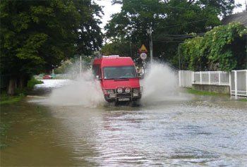 На некоторых дорогах Закарпатья высота уровня воды достигла 10 см