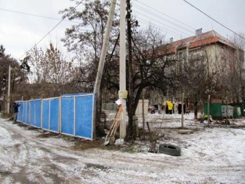 Жители ужгородской 5-этажки обеспокоены дерибаном земли