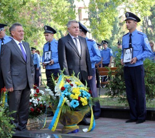 В Ужгороде на церемонии возложения цветов к монументу погибшим милиционерам