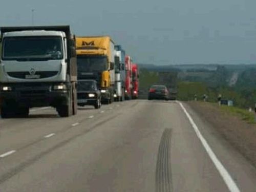 На Закарпатье водители грузовиков ездят пока в любую жару