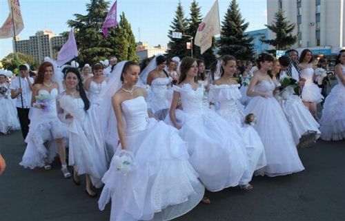 Девушки прошлись праздничным шествием по проспекту Свободы