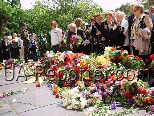 В Ужгороде участники митинга-реквиема возложили цветы к Вечному огню