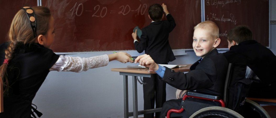 Школа для дцп. Дети с ОВЗ. Дети с ОВЗ В школе. Дети инвалиды в школе. Ученик с ограниченными возможностями.