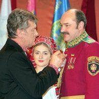 Ющенко вручает куму - награду.