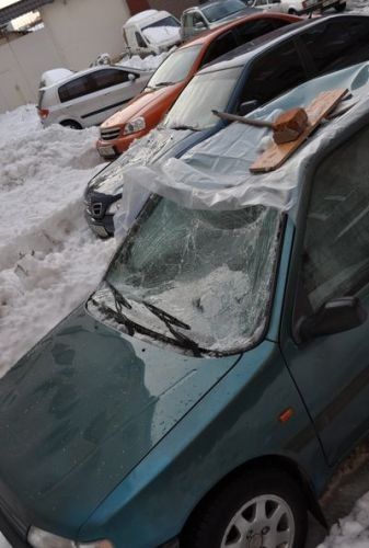 В центре Донецка снежная лавина раздавила четыре автомобиля