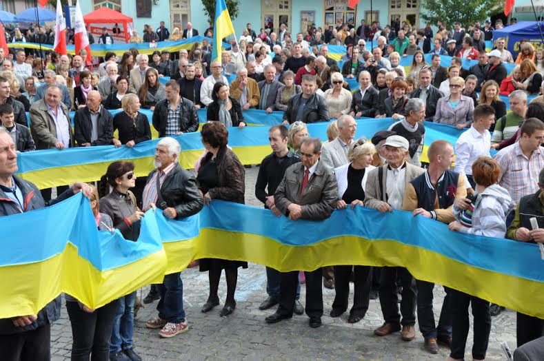 Під час чергового флеш-мобу ужгородцям та гостям міста вдалося об’єднати Україну
