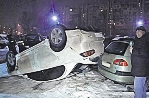 В Киеве Mitsubishi упал с 4-метровой высоты на автостоянку