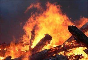 В Ясиня полностью сгорел дом с хозяйкой