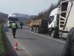 Закарпаття. Вантажівка внаслідок пошкодження колеса з'їхала в кювет на Свалявщині
