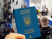 Украинцам за границей возобновили выдачу готовых паспортов