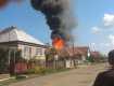 Закарпаття. Поряд із містом Мукачево рятувальники борються з двома пожежами