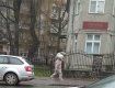 В Ужгороде по центру гулял человек в курьезном наряде 