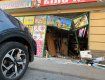 Іномарка у столиці Закарпаття знесла двері й "залетіла" у дитячий магазин
