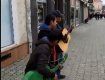 Трійця ромських музик у столиці Закарпаття привітали містян із Днем Святого Миколая