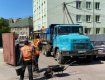 Незважаючи на карантин! Під лікарнею в Ужгороді повно людей — ремонтують дорогу до приїду Шмигаля