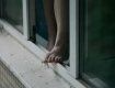 В Закарпатье молодую девушку уговаривали не прыгать с окна общежития 
