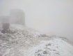 Как вершину горы в Закарпатье буквально заметает снегом